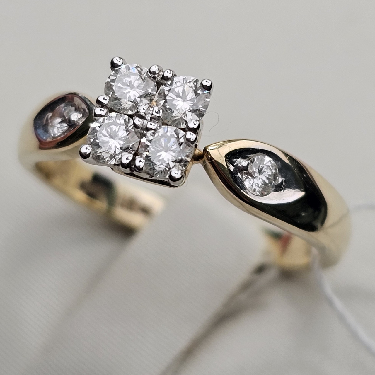 Золотое кольцо 585проба, бриллианты 0,32Сt 4/4 A , 0,08Ct 4/4 A размер 16,5