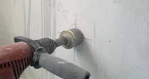 Сверление дополнительных отверстий в стене