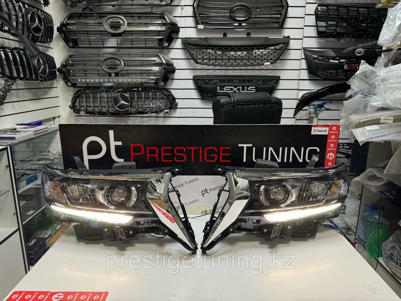 Передние фары черные с бегущим поворотником Land Cruiser Prado 2018-23