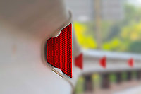 Дорожный катафот для барьерного ограждения