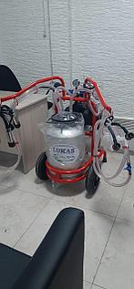 Шағын халаттағы жетілген әйел адамға фотосурет береді