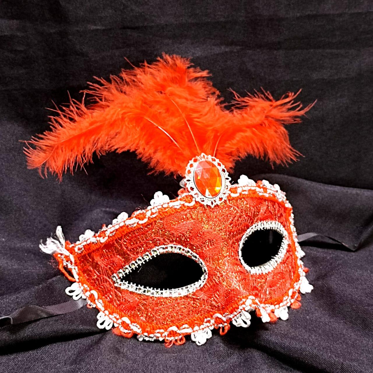 Венецианская карнавальная маска кружевная с перьями красная