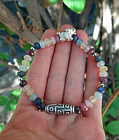 Браслет из сапфира, рубина и бериллов на богатство и успех в карьере