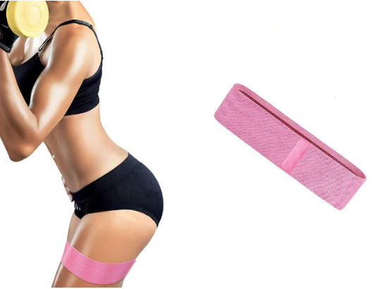 Қыз қоршауға кептеліп қалып, жігіттер онымен желіде жыныстық қатынасқа түскен.