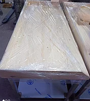 Кондитерский стол с деревянной поверхностью.