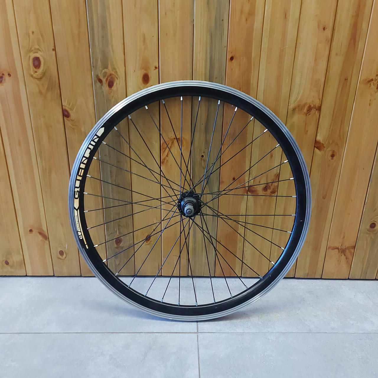 Диск велосипедный ЗАДНИЙ "Guanjin" 20" размер. На MTB. Обычные Подшипники. Ось на гайках., фото 1