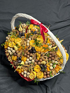 Корзина из сухофруктов и орехов 40 см