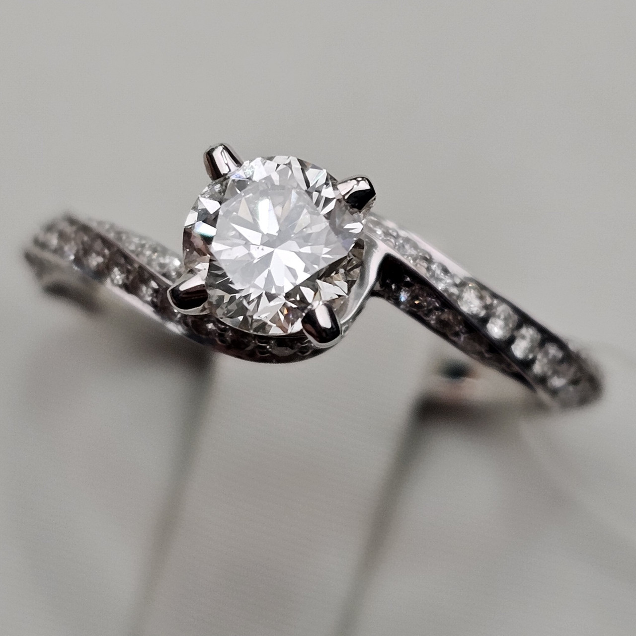 Золотое кольцо IGI 16,5р 750 пр. с бриллиантами 0,61Ct VS2/J G, 64бр 0,39Сt VS1/I VG, фото 1