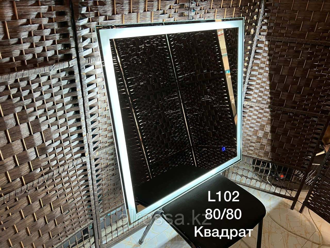 Зеркало настенное с подсветкой квадратное 70см