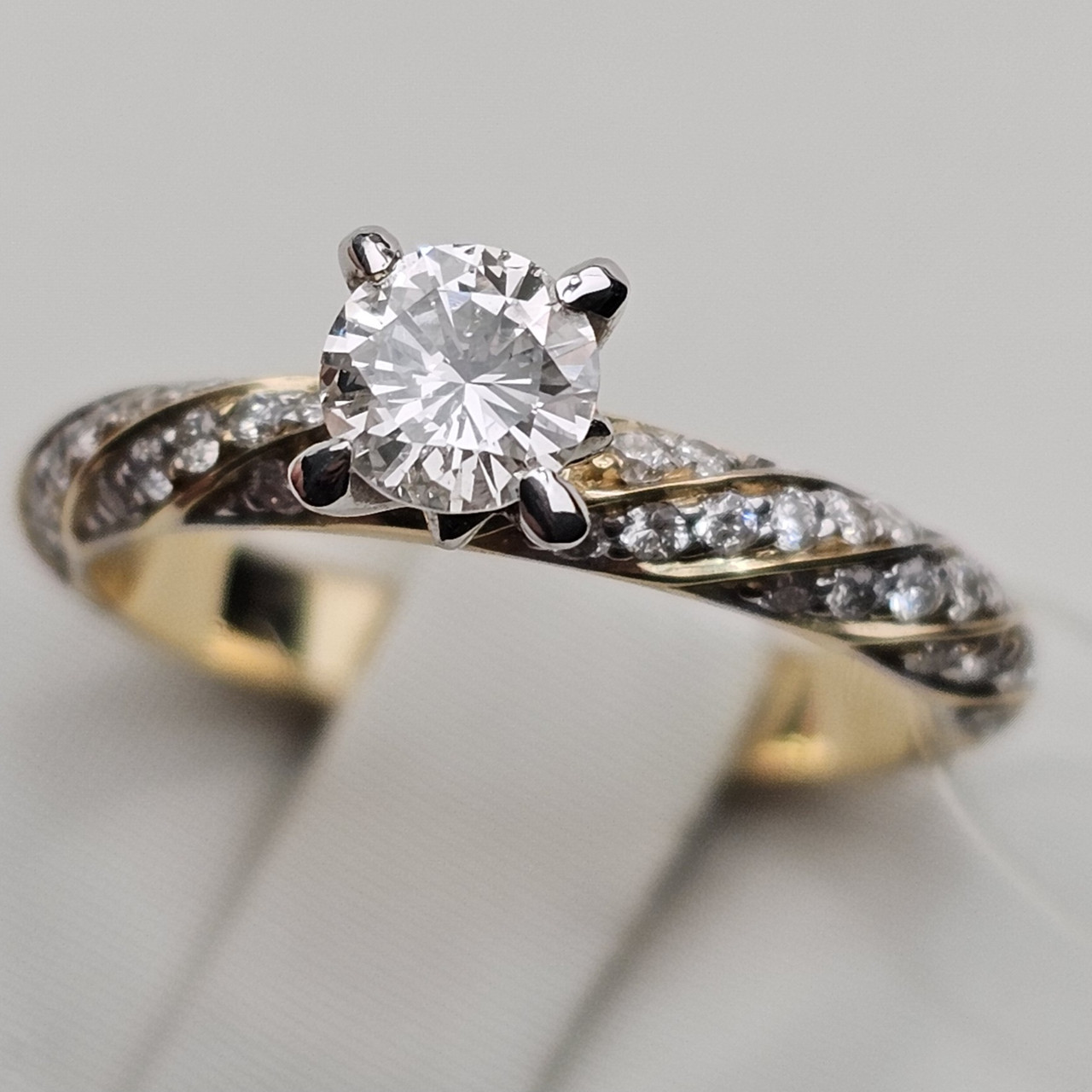 Золотое кольцо 16,5р с бриллиантами 0,35Ct SI2/K VG, 56бр 0,40Сt VS1/H, VG - Cut