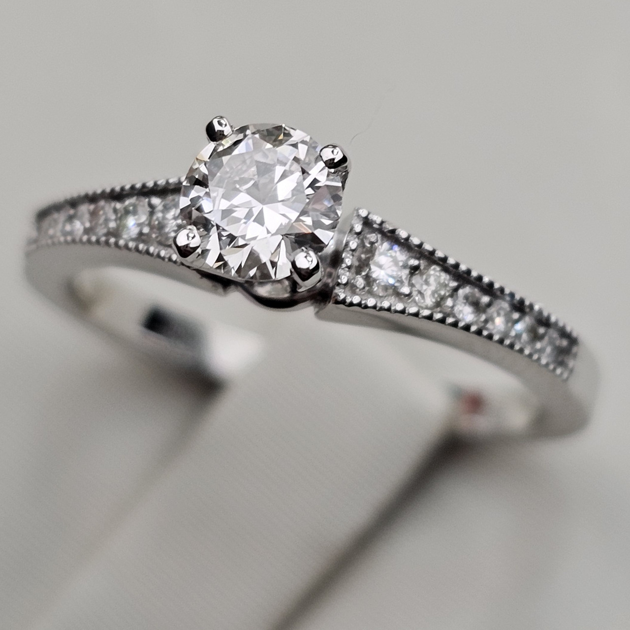 Сертификат IGI 0.40Ct VVS2/G VG-Cut, 0.12Ct VS1/G EX-Cut, размер 17, золотое кольцо с бриллиантами, 2.92гр