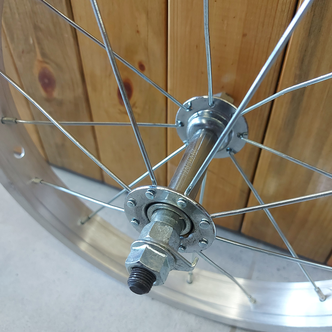 Передний Диск велосипедный 12" размер. На детские велосипеды. Ось на гайках., фото 1