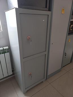 Сейф офисный с полками