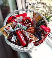 Подарочная корзина со сладостями в размере L