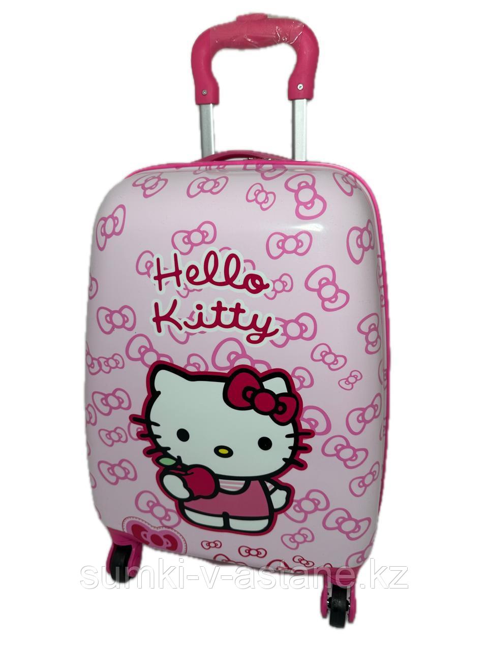 Детский чемодан для девочек на 4-х колёсах "Hello Kitty", 5-8 лет. Высота 46 см, ширина 30 см, глубина 22 см.
