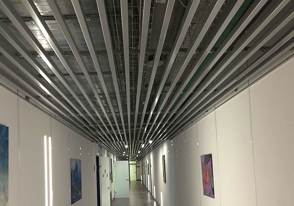 Кубообразный реечный потолок (реечная стена)