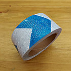 Светоотражающая лента 5 см. x 10 м. Белая с синими стрелками. Самоклеящаяся, водостойкая наклейка. Скотч., фото 3