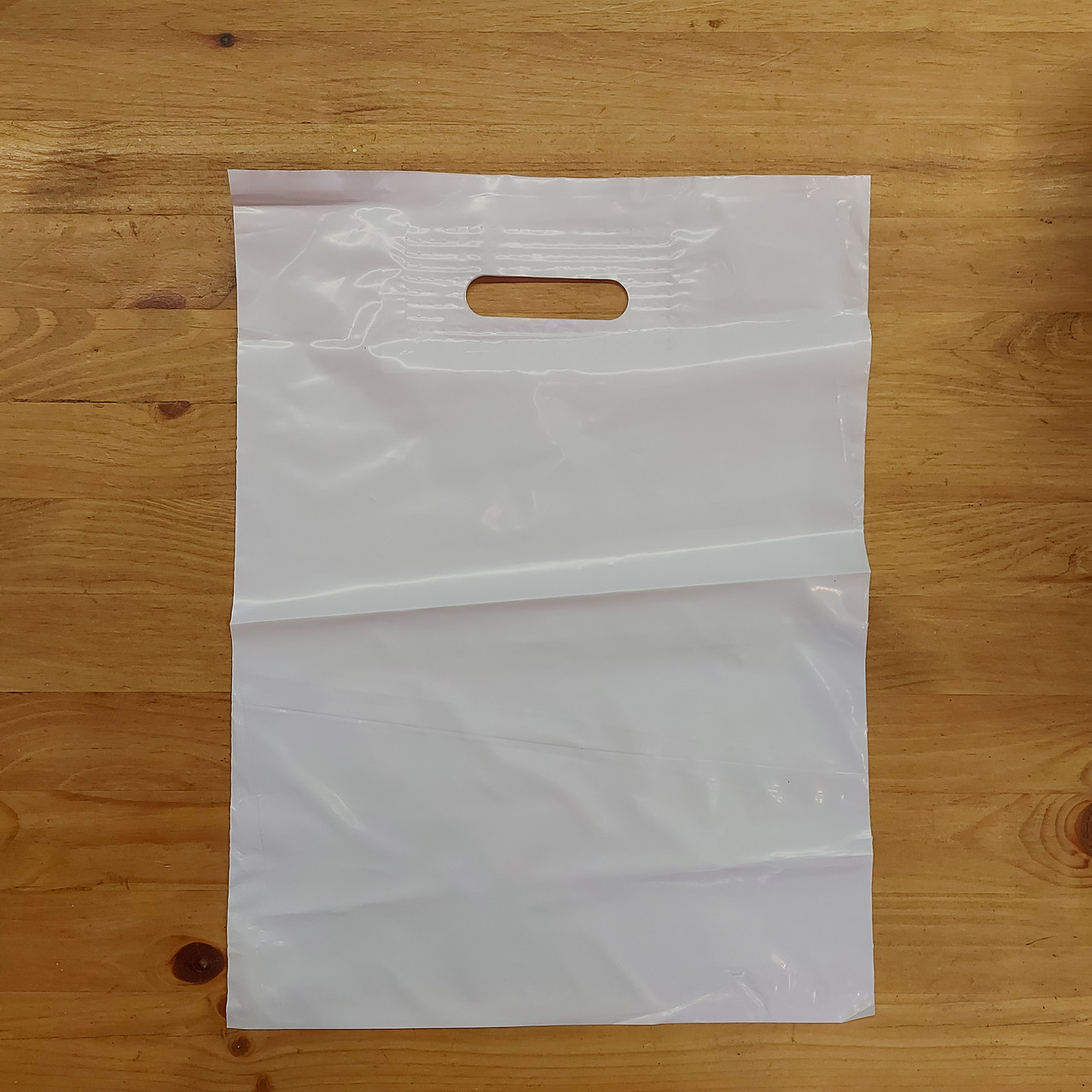 Особо прочный Белый Подарочный полиэтиленовый пакет с вырубной ручкой. Размер 30*40 см. Упаковка для подарка., фото 1