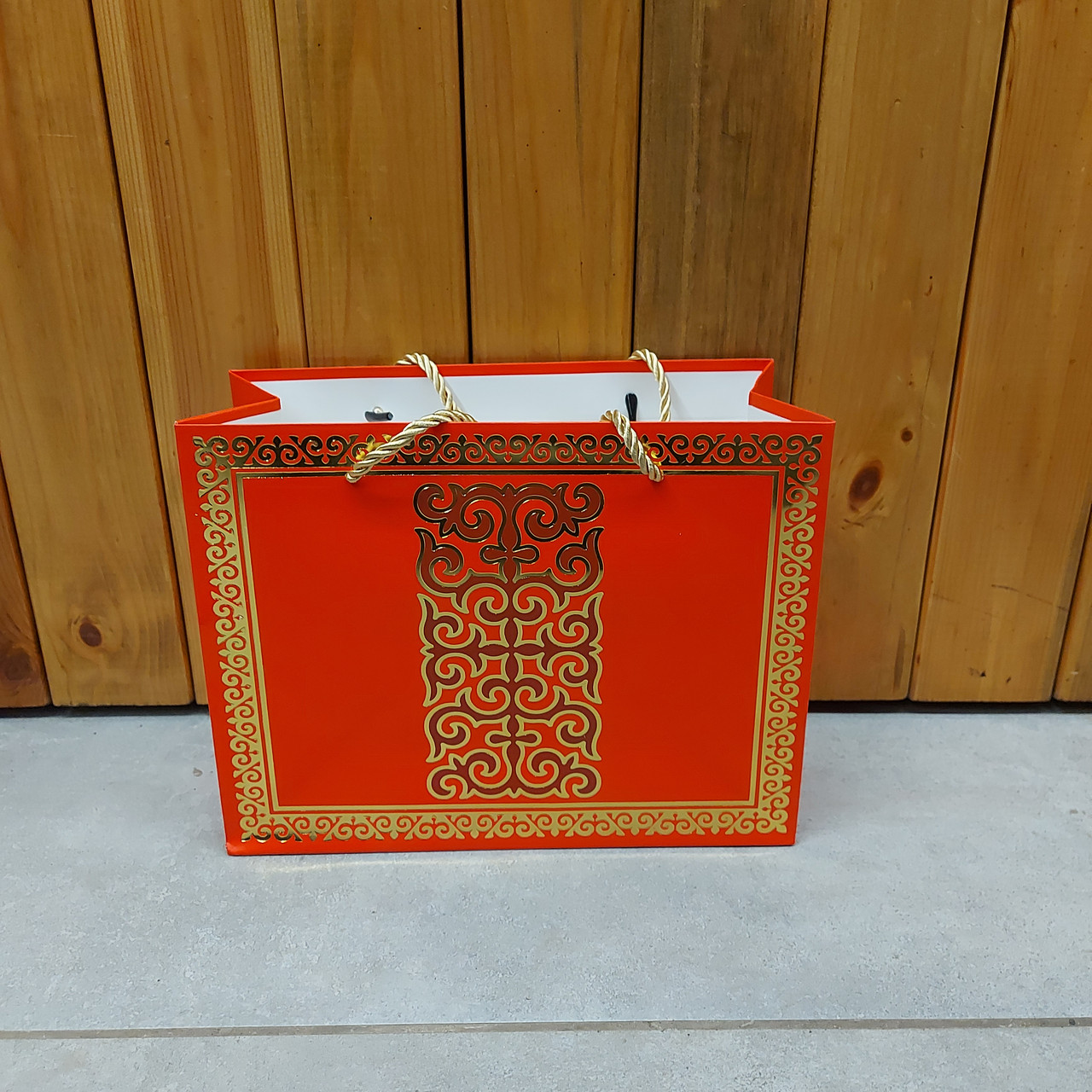 Красный подарочный пакет "Казахский Орнамент". Размер 23x17,7x10 см. Упаковка для подарка. Пакеты картонные., фото 1