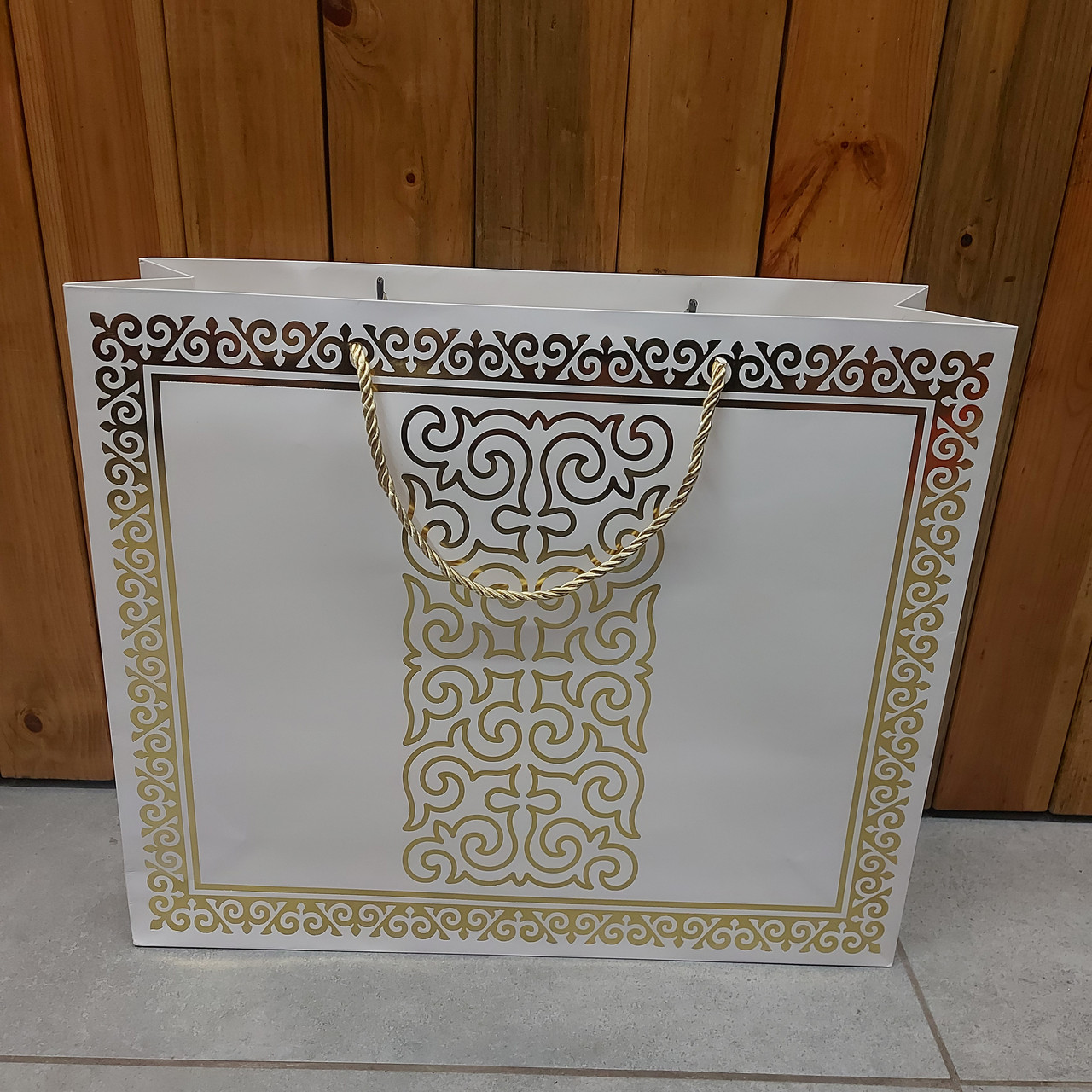 Белый подарочный пакет "Национальный Орнамент". Размер 38x32x12 см. Упаковка для подарка. Картонный, большой, фото 1