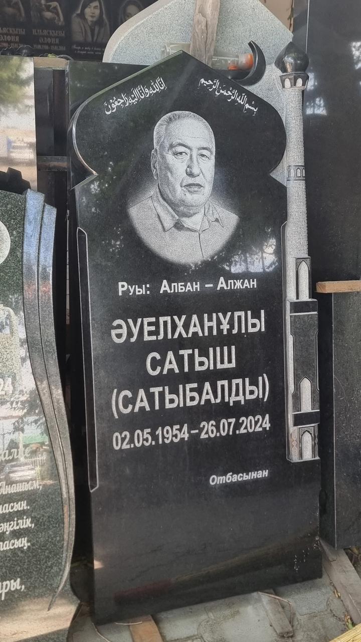 Памятник из черного гранита с минаретом