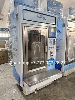 Қыз бала сүт сауу аппаратымен сүт сауады Қыз бала сүт сауу аппаратымен сүт сауады