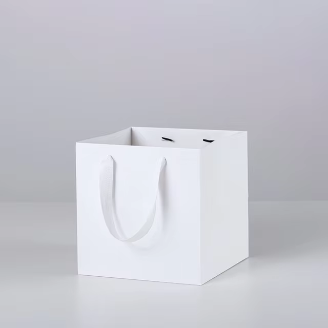Подарочный пакет с широким дном 30*30 см