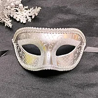 Венецианская карнавальная маска с узором из блесток серебристая