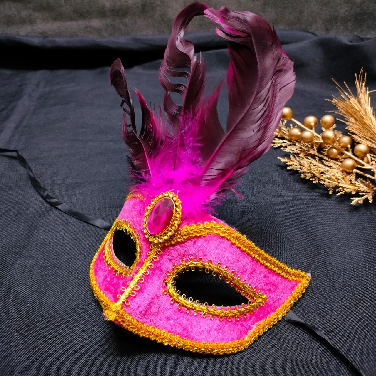 Венецианская карнавальная маска с перьями бархатная розовая
