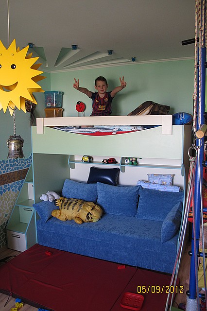 Кровать детская двухъярусная с диваном