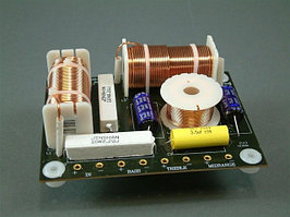 Акустикалық жүйелерге арналған күшейткіштер мен кроссоверлер