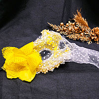 Карнавальная венецианская маска с фатой и цветком желтая
