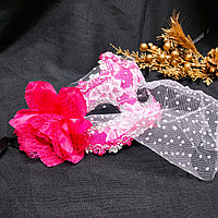 Карнавальная венецианская маска с фатой и цветком темно розовая