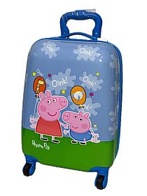 4 доңғалақты пластиктен жасалған балалар чемоданы, 6-9 жас. Биіктігі 46 см, ені 31 см, тереңдігі 21 см.