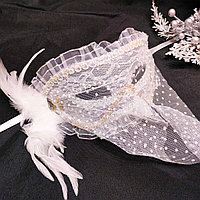 Карнавальная венецианская маска с фатой и цепочкой белая