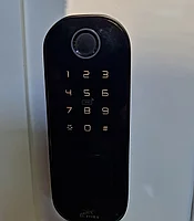 Установка умного электромеханического замка со встроенным кодонаборником и контроля доступа.