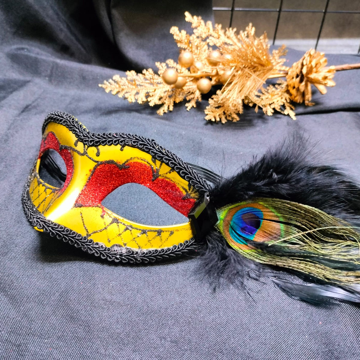 Карнавальная венецианская маска с павлиньим пером с красными блестками