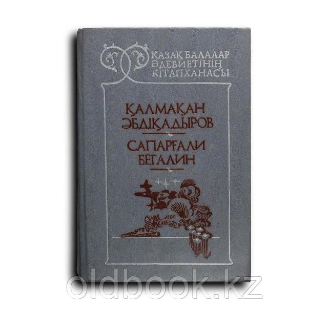 Ғажайып балапан Sunny Leone шұлық пен өкшелі аяқ киіммен суретке түсіп, мастурбация жасайды.