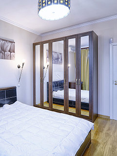 Зеркальный шкаф «Леаль»