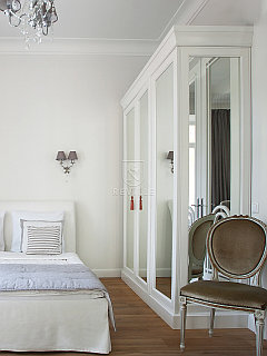 Зеркальный шкаф «Розан»