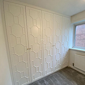 Белый шкаф «Отиси»