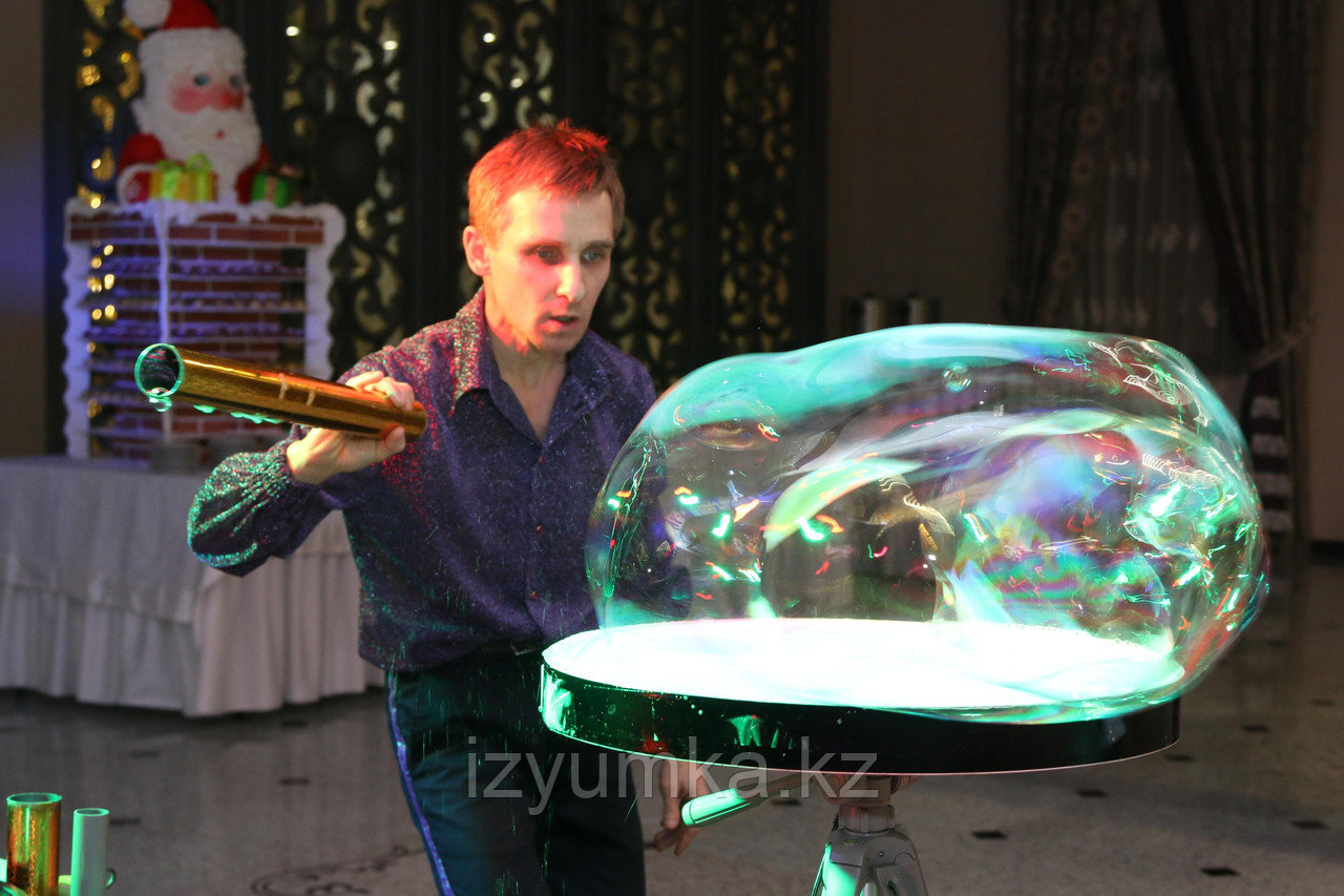Шоу гигантских мыльных пузырей в Павлодаре