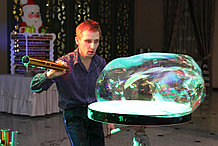Шоу гигантских мыльных пузырей в Павлодаре