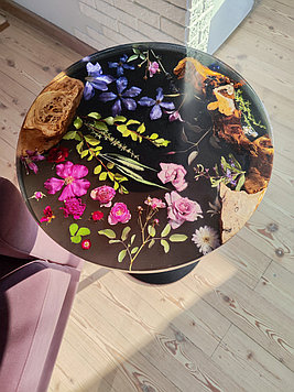 Кофейный столик из эпоксидной смолы и натуральных цветов