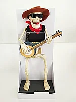 Скелет музыкант в шляпе с банджо