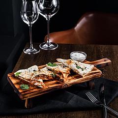 Доска разделочная деревянная, для подачи на ножках из натурального кедра Magistro, 38×17×6,5 см, обо ...