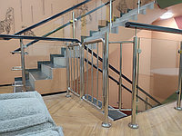 Перила в детский центр на высоких стойках из закаленного стекла и сдвоенным деревянным поручнем