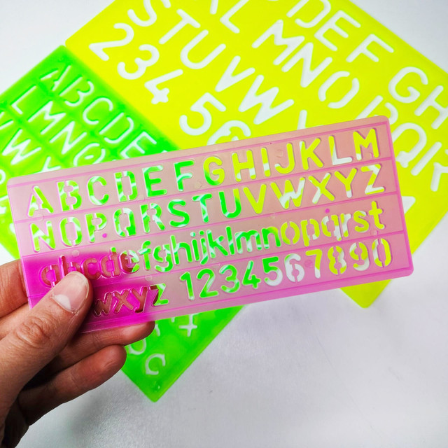 Nabor trafaretov bukv