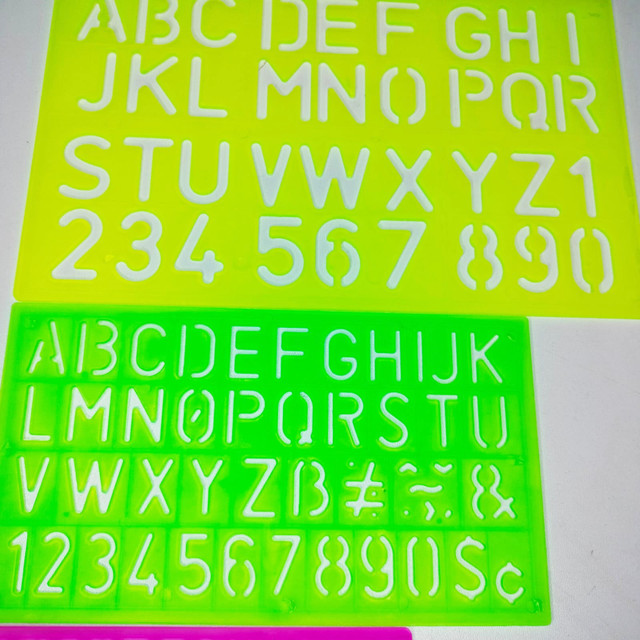 Nabor trafaretov bukv