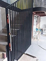 Перила металлические с добавлением декоративных кованных элементов Астана